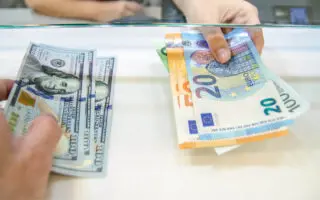 28 500 $ de faux billets intégrés au circuit d’une banque à Alger : un caissier et son neveu devant la justice