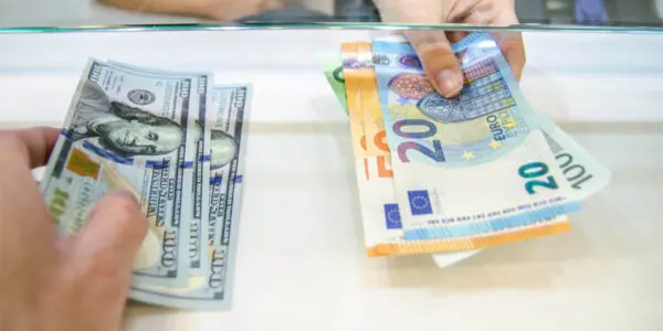 28 500 $ de faux billets intégrés au circuit d’une banque à Alger : un caissier et son neveu devant la justice