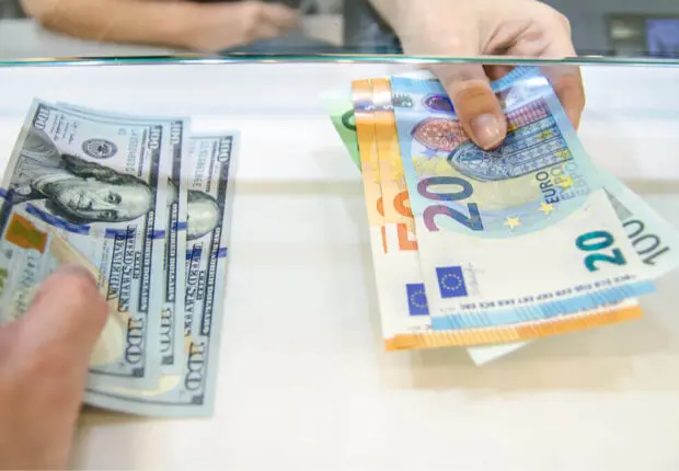28 500 $ de faux billets intégrés au circuit d’une banque à Alger : un caissier et son neveu devant la justice