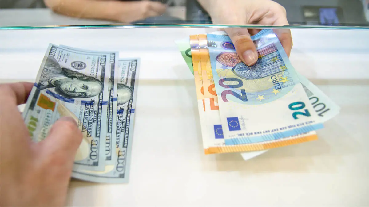 28 500 $ de faux billets intégrés au circuit d’une banque à Alger : un caissier et son neveu devant la justice