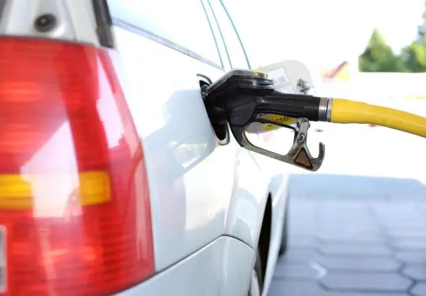 Quitter l’Algérie en voiture coûte plus cher : voici les changements à connaître sur la taxe carburant