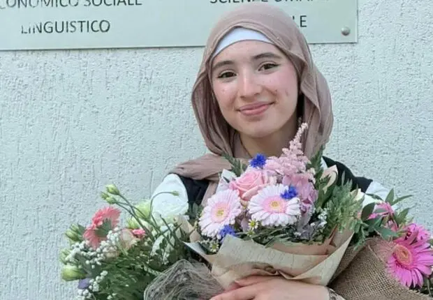 Elle obtient un 100/100 : une bachelière Algérienne impressionne au Bac en Italie