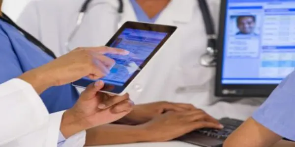 Fini la paperasse dans les hôpitaux algériens : le dossier médical passe au tout-numérique dès cet été