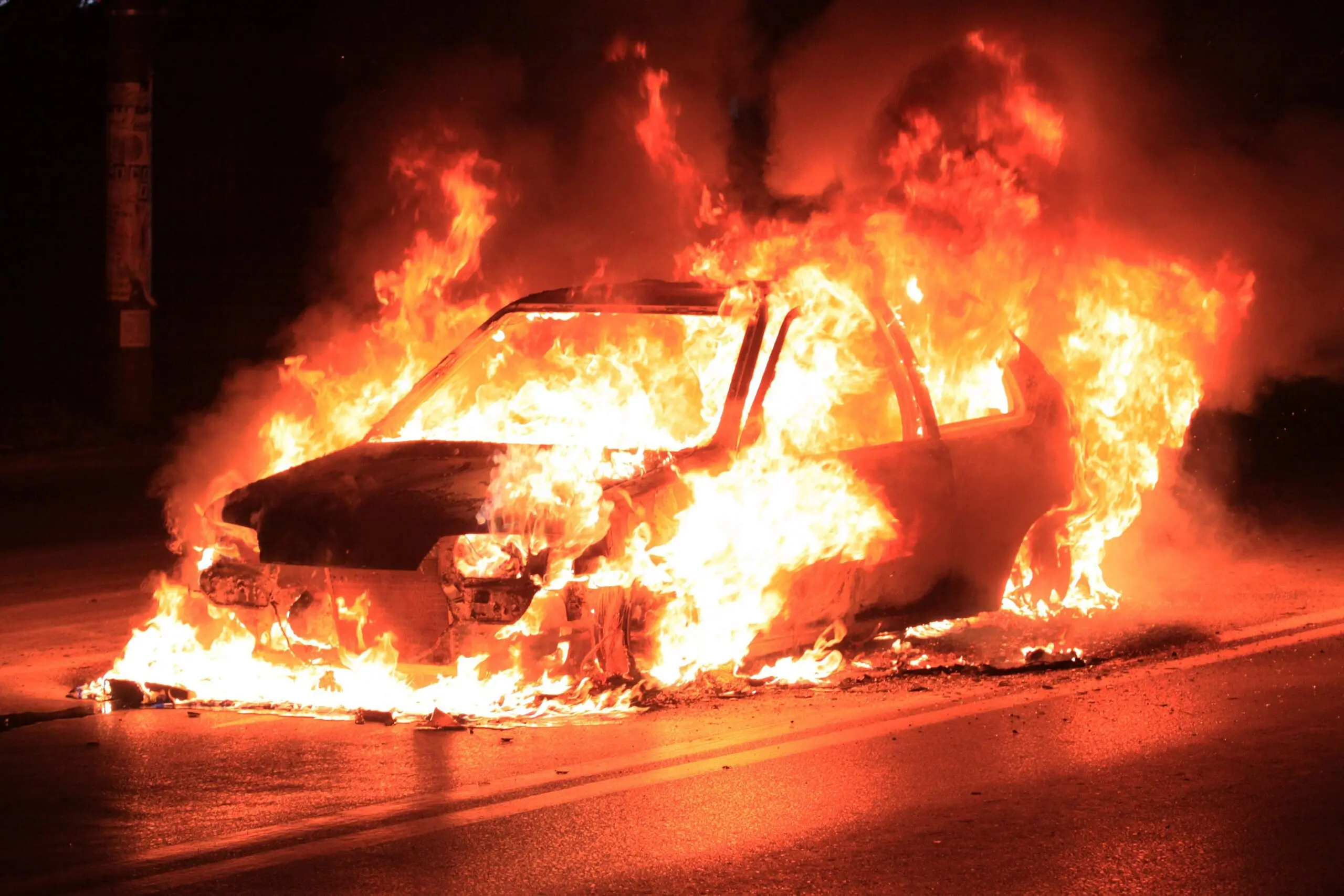 Par vengeance, il orchestre depuis la France l&rsquo;incendie de la voiture du fiancé de son ex-épouse