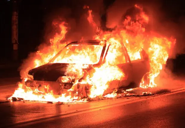 Par vengeance, il orchestre depuis la France l&rsquo;incendie de la voiture du fiancé de son ex-épouse