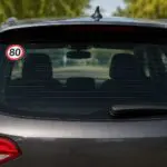 Disque « 80 » sur la lunette arrière ? La GN révèle l&rsquo;amende encourue pour cette erreur très fréquente