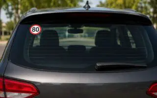 Disque « 80 » sur la lunette arrière ? La GN révèle l&rsquo;amende encourue pour cette erreur très fréquente