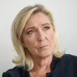 France : le RN veut un référendum pour interdire le voile dans les bâtiments publics