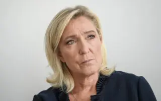 France : le RN veut un référendum pour interdire le voile dans les bâtiments publics