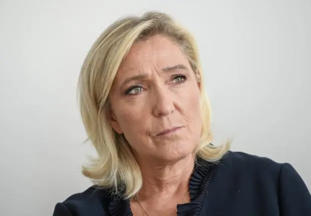 France : le RN veut un référendum pour interdire le voile dans les bâtiments publics