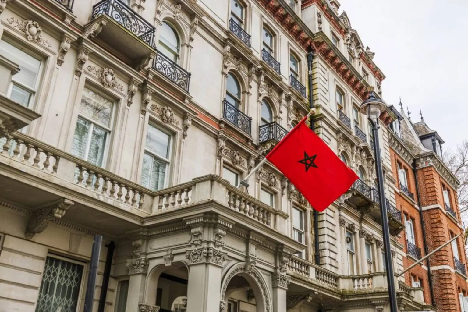 Drapeau marocain brûlé à Aubervilliers : des Algériens accusés, l’ambassade du Maroc porte plainte