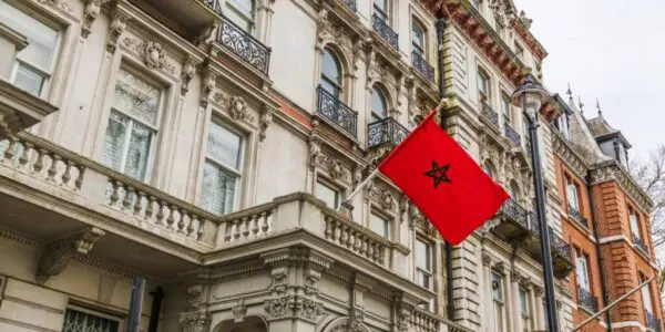 Drapeau marocain brûlé à Aubervilliers : des Algériens accusés, l’ambassade du Maroc porte plainte