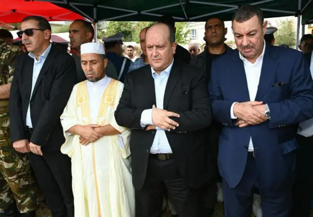 Incendies à Jijel : chargé par le président, le Premier ministre assiste aux obsèques des victimes