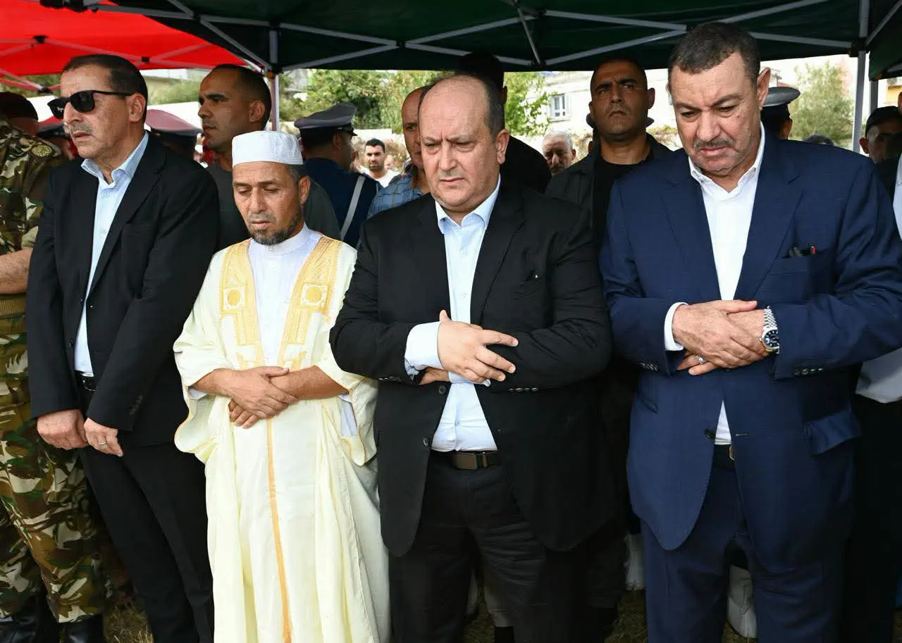 Incendies à Jijel : chargé par le président, le Premier ministre assiste aux obsèques des victimes