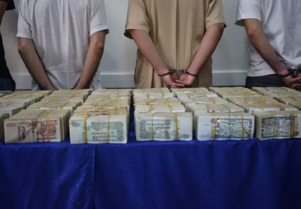 Une saisie de 8,4 milliards de centimes : la police frappe un réseau criminel à Alger