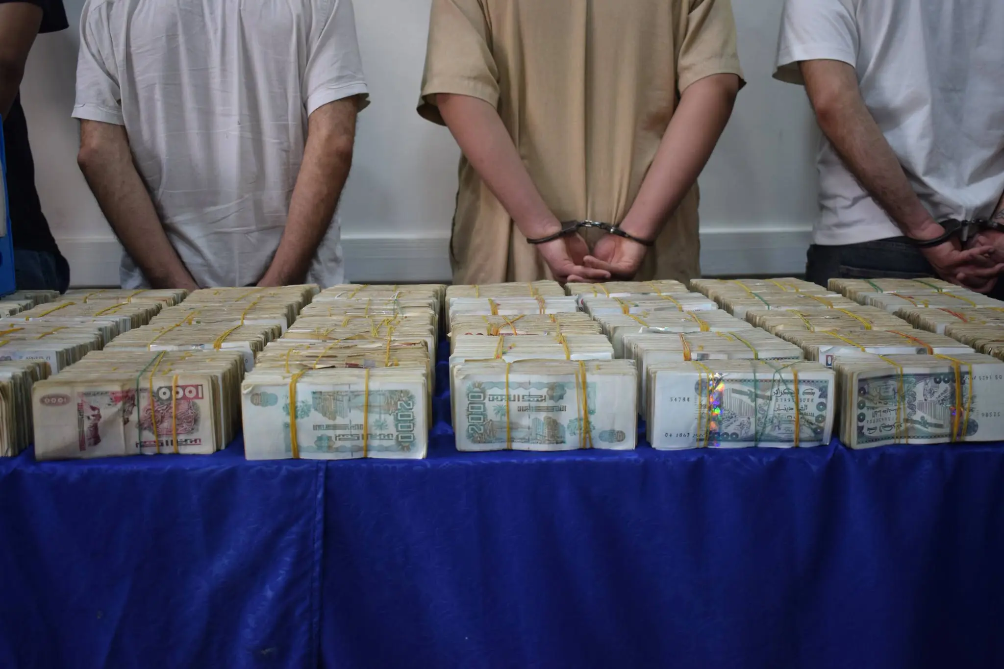Une saisie de 8,4 milliards de centimes : la police frappe un réseau criminel à Alger
