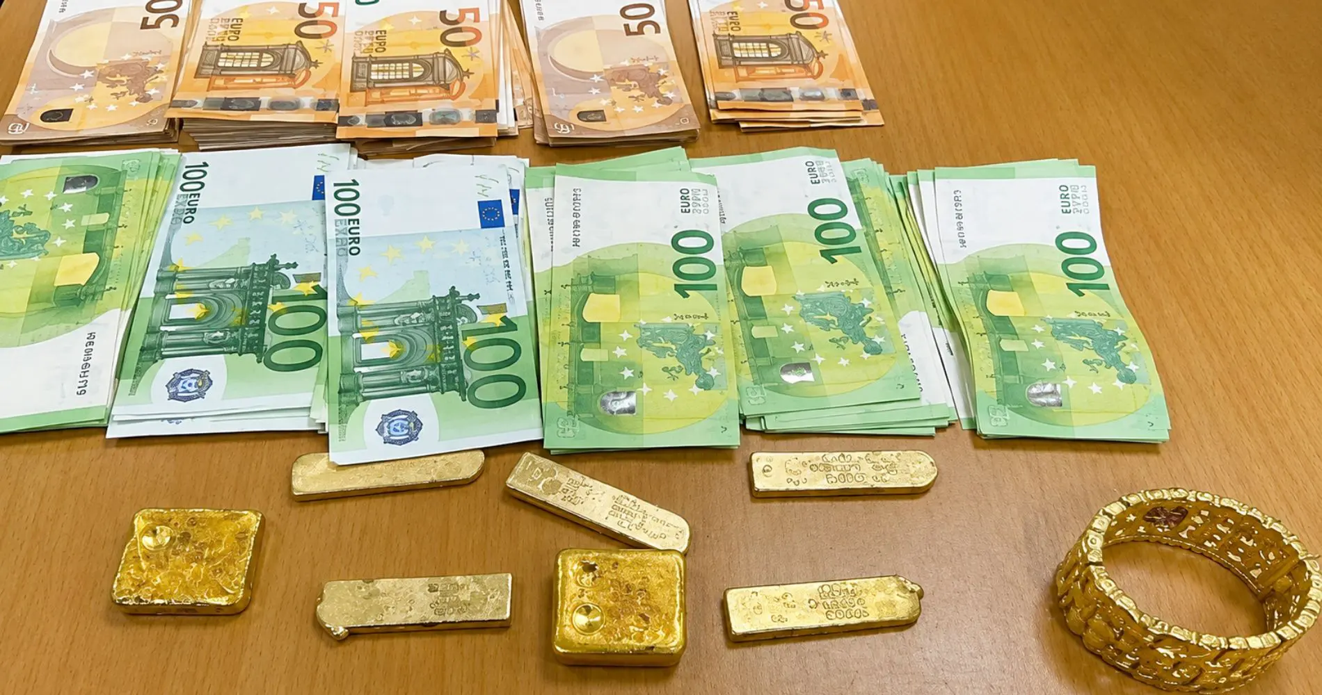 Lingots d’or, devises et complices à l’aéroport d’Alger : les révélations d’une vaste affaire de trafic