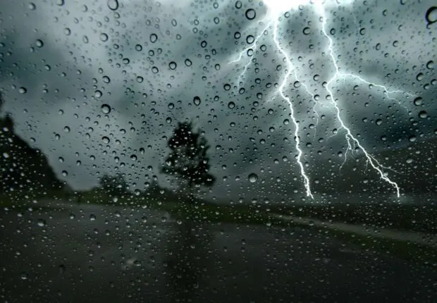 BMS pluie : 30 wilayas en alerte orages jusqu&rsquo;à mardi, 40 mm attendus localement