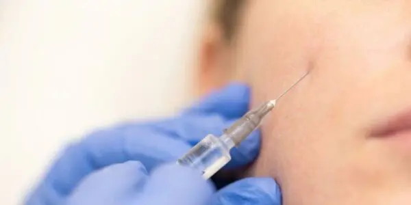 Injections, laser, implants… : le ministère de la Santé durcit le ton contre les ateliers clandestins