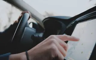 Une amende de 10 000 DA pour l’usage des écrans de voiture : voici la SEULE exception, selon Tariki
