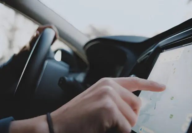 Une amende de 10 000 DA pour l’usage des écrans de voiture : voici la SEULE exception, selon Tariki