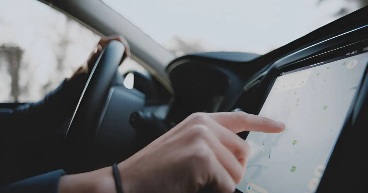 Une amende de 10 000 DA pour l’usage des écrans de voiture : voici la SEULE exception, selon Tariki