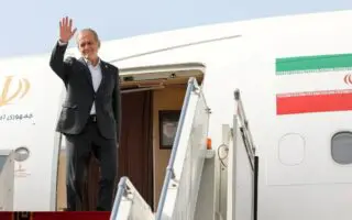 L’avion du président iranien Massoud Pezeshkian atterrit à Alger pour une escale technique