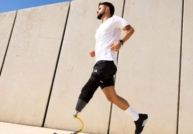 Adidas au cœur d’une polémique : le choix d’un ancien soldat israélien pour sa campagne fait scandale