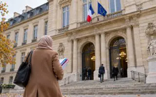 Titre de séjour refusé à tort : une Algérienne obtient 33 500 € d&rsquo;indemnisation de l&rsquo;État