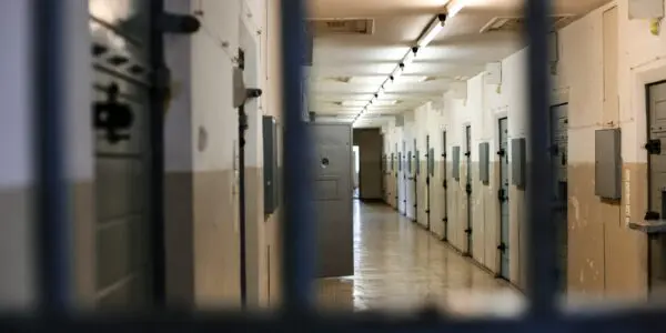 Djelloul, 25 ans, retrouvé pendu dans un CRA en France : le drame d’un jeune Algérien