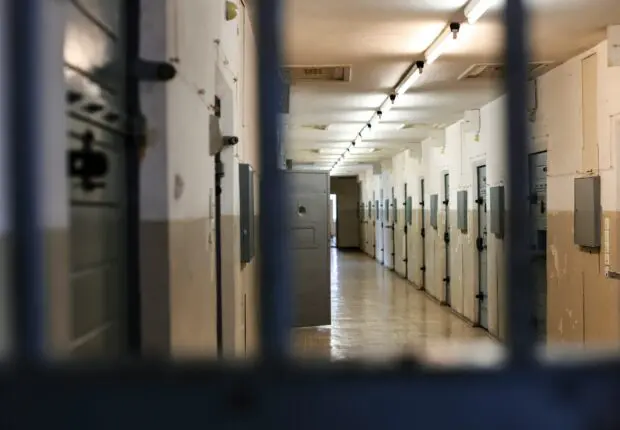 Djelloul, 25 ans, retrouvé pendu dans un CRA en France : le drame d’un jeune Algérien