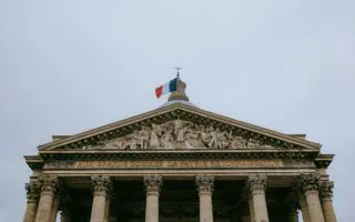 Algérien marié à une Française : le préfet de police a 2 mois pour réexaminer son titre de séjour