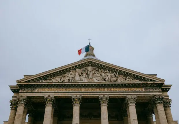 Algérien marié à une Française : le préfet de police a 2 mois pour réexaminer son titre de séjour