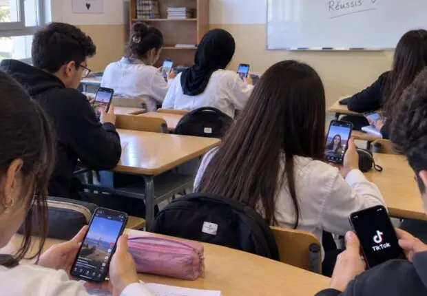 Lives TikTok depuis les salles de classe : Le ministre de l&rsquo;Éducation hausse le ton