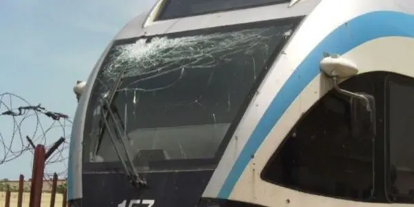 Un conducteur grièvement blessé après l&rsquo;attaque d&rsquo;un train à Relizane : la SNTF réagit