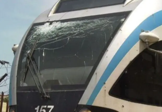 Un conducteur grièvement blessé après l&rsquo;attaque d&rsquo;un train à Relizane : la SNTF réagit