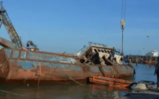 11 ans après son naufrage, l’épave du chalutier « El Salam » retirée du port de Mostaganem