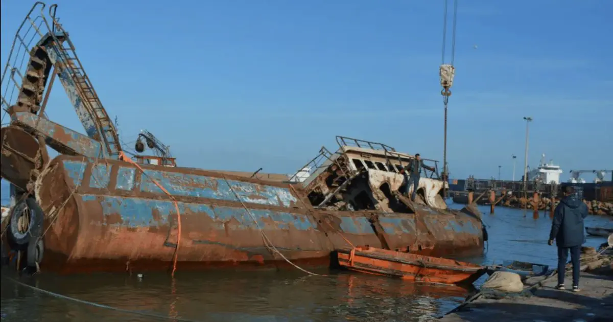 11 ans après son naufrage, l’épave du chalutier « El Salam » retirée du port de Mostaganem
