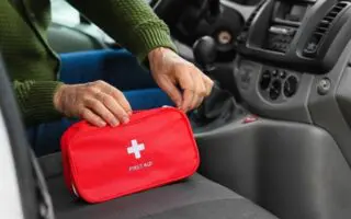 Trousse de premiers secours en voiture : est-elle obligatoire en Algérie ?