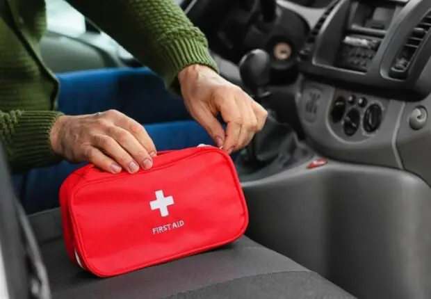 Trousse de premiers secours en voiture : est-elle obligatoire en Algérie ?