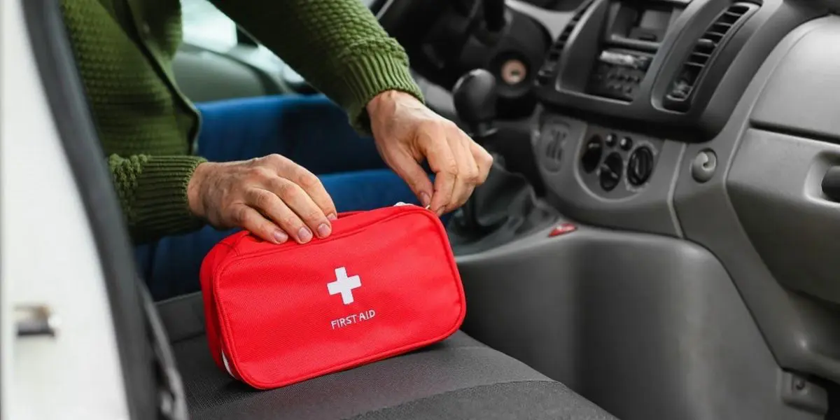 Trousse de premiers secours en voiture : est-elle obligatoire en Algérie ?