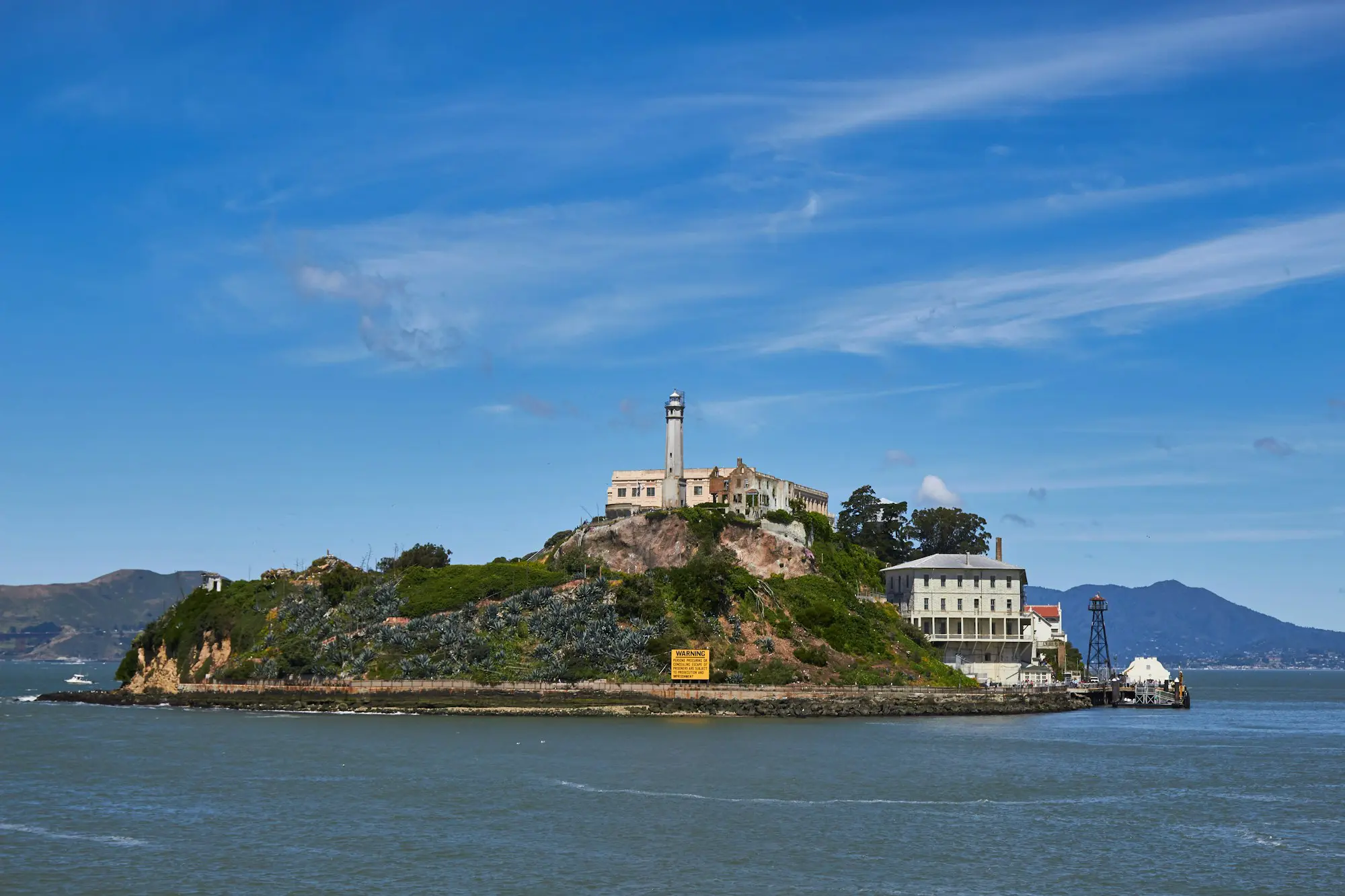 L'île d'Alcatraz dans la baie de San Francisco sous un ciel bleu