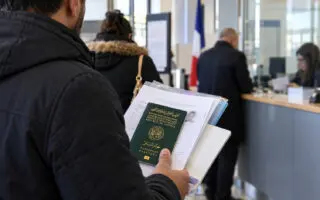 Carte de séjour de 10 ans : les 8 cas où les Algériens l’obtiennent de plein droit