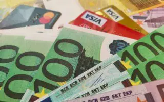 Carte Visa ou Mastercard en 48 h : ce que change l&rsquo;agrément de la SATIM pour les voyageurs