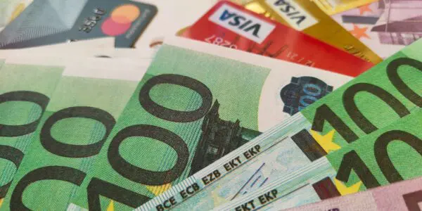 Carte Visa ou Mastercard en 48 h : ce que change l&rsquo;agrément de la SATIM pour les voyageurs
