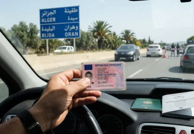 Rentrer en Algérie avec un permis français : conduire, échanger à la daïra, les règles à connaître
