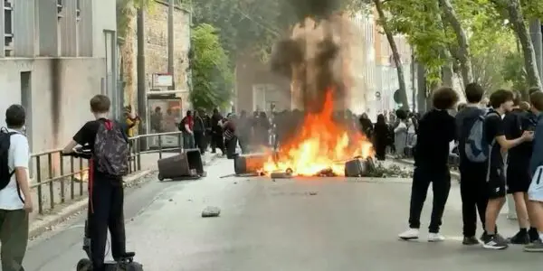Drapeau algérien dans les blocages de lycées en France : l’appel lancé aux familles