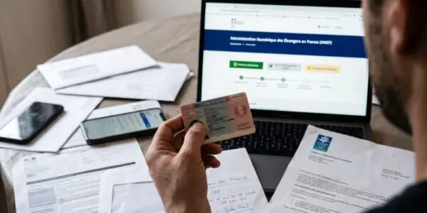 Titre de séjour : renouvellement bloqué sur l&rsquo;ANEF, allocations CAF suspendues, que faire ?