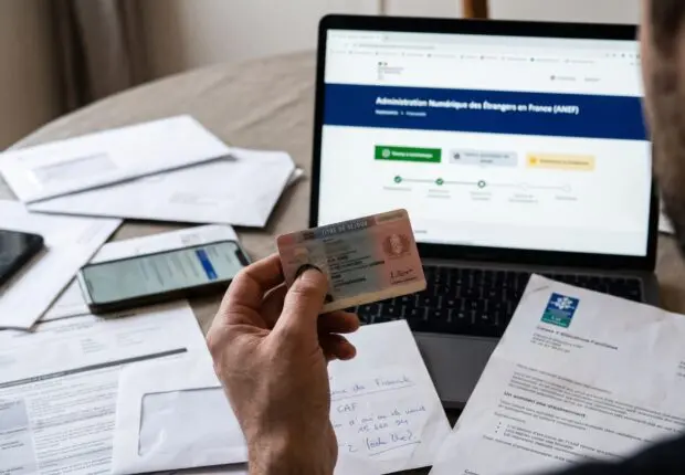 Titre de séjour : renouvellement bloqué sur l&rsquo;ANEF, allocations CAF suspendues, que faire ?