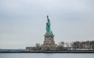 Visiter la Statue de la Liberté et Alcatraz avec un guide audio en français